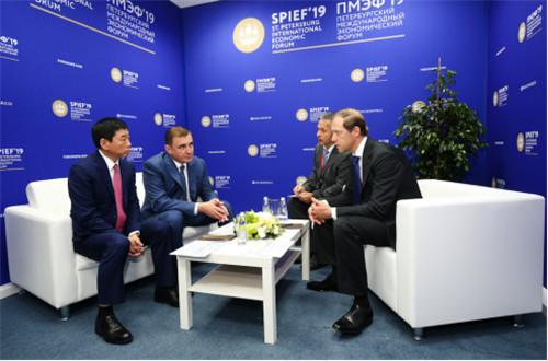 长城汽车董事长魏建军与俄罗斯工业和贸易部长丹尼斯·曼图罗夫(右一)、

俄罗斯图拉州州长阿列克谢·久明(左二)举行会谈