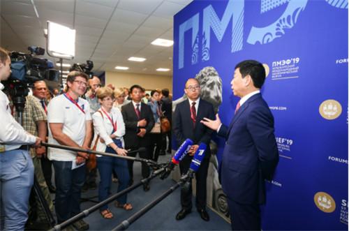 魏建军出席第23届圣彼得堡国际经济论坛并接受全球媒体采访