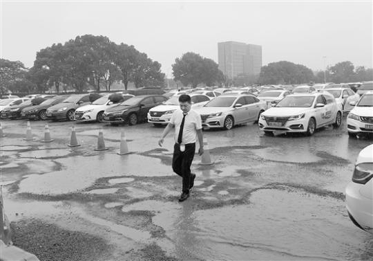 杭州首个网约车专用停车场破损严重司机：运营才半月