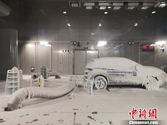 图为汽车环境风洞模拟下雪天气。　刘贤 摄